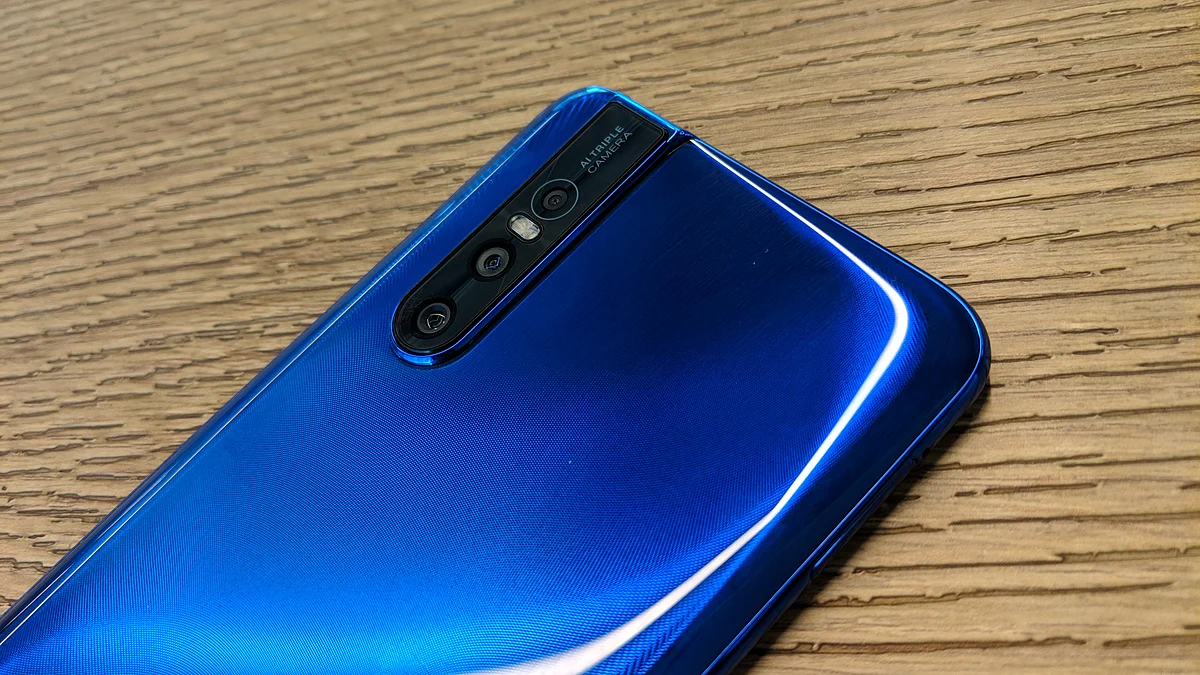 Vivo V15 Pro carries a simple design language and a mid-range processor.