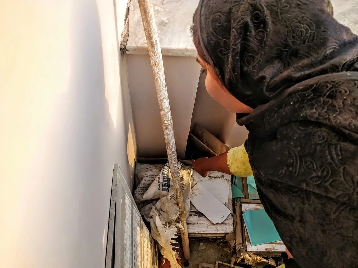 Daanishtha points at the sliver of space in the balcony where she hid her phone.