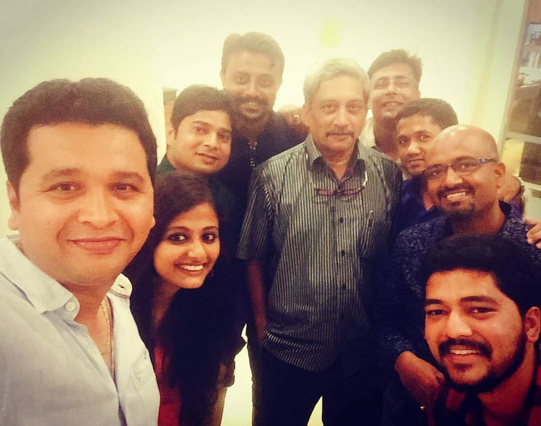 Journalists pose with him after dinner.