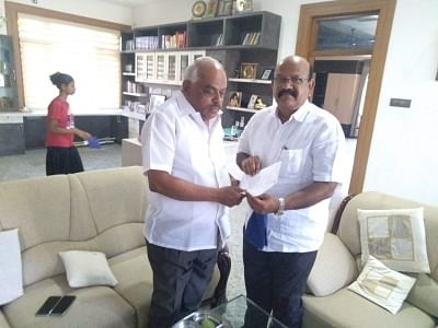 Bengaluru: Karnataka Congress MLA Umesh Jadhav (right) from Chincholi Assembly segment submits his resignation to Karnataka Assembly Speaker K.R. Ramesh Kumar at Kolar, near Bengaluru on March 4, 2019. (Photo: IANS)