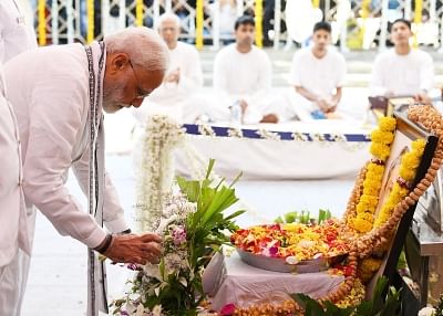 Panaji: Prime Minister Narendra Modi pays tributes to late Goa Chief Minister Manohar Parrikar at the state
