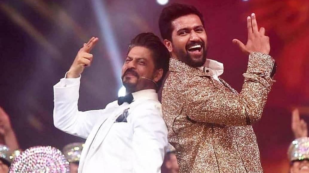 Shah Rukh Khan and Vicky Kaushal perform at the Filmfare Awards 2019.