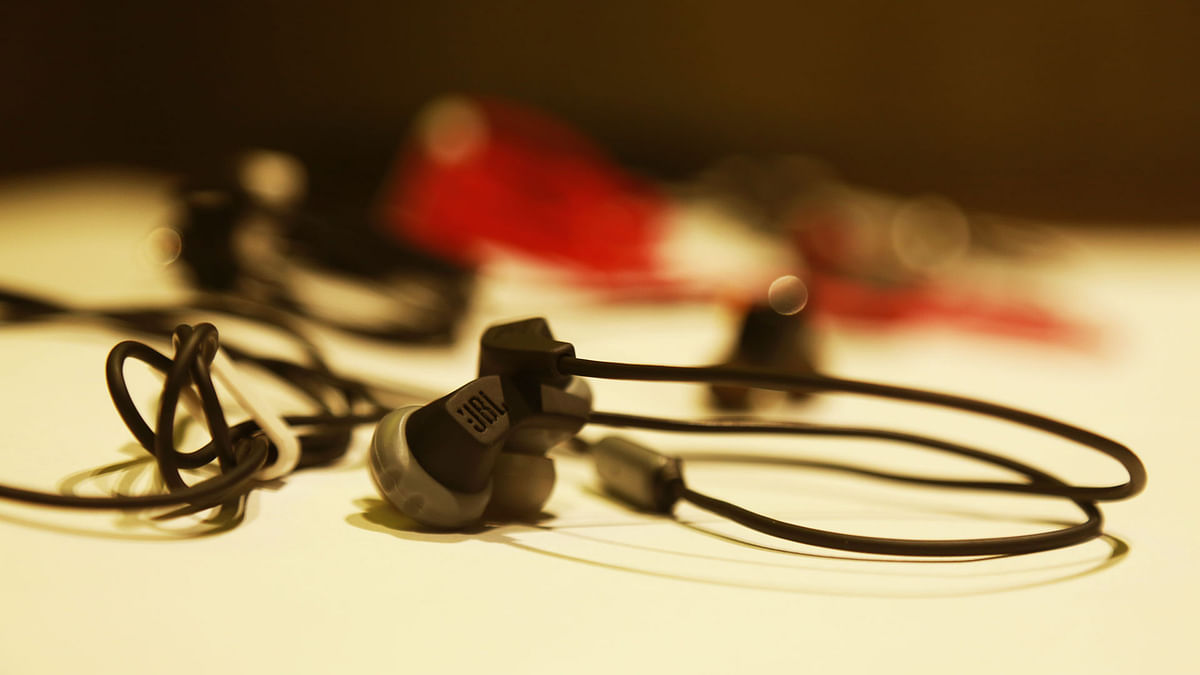 Here are a few options to consider when looking to buy good quality earphones with a tight budget. 