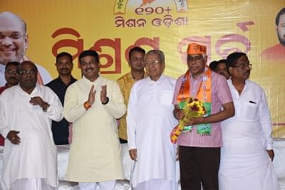 Bhubaneswar: Former Odisha DGP Prakash Mishra joins Bharatiya Janata Party (BJP) in the presence of Union Minister and party leader Dharmendra Pradhan in Bhubaneswar on March 24, 2019. (Photo: IANS)