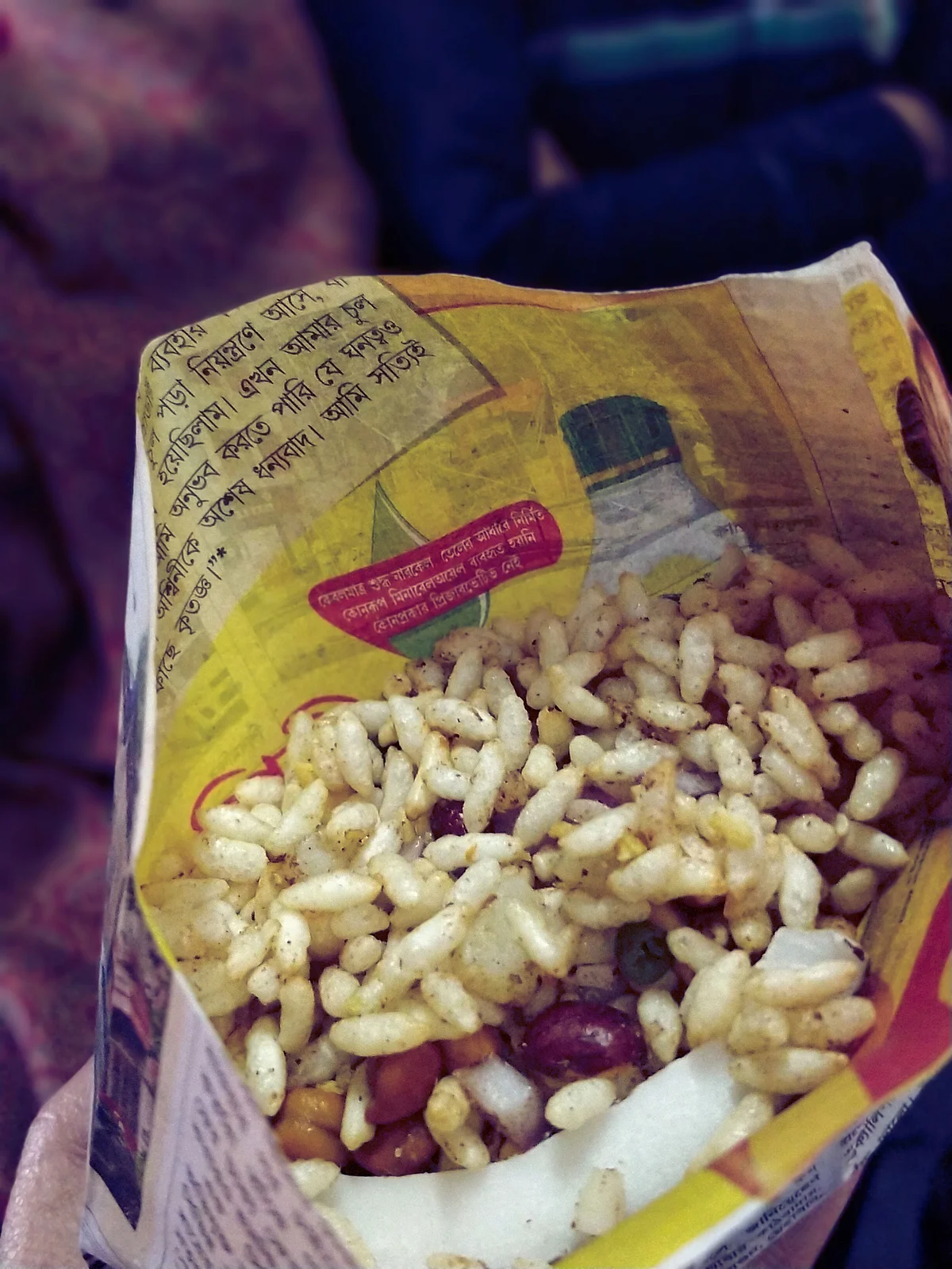 The call of the <i>jhalmuri </i>seller wakes everyone up.