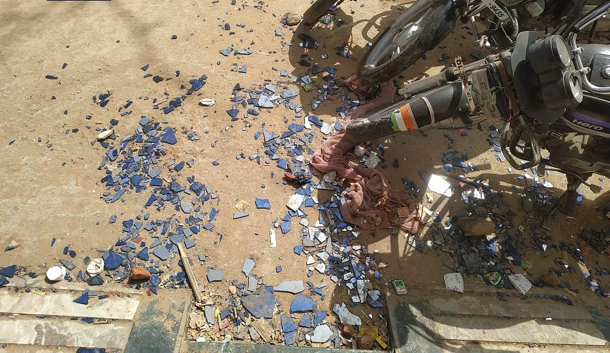 The mob vandalised vehicles and broke the windows.