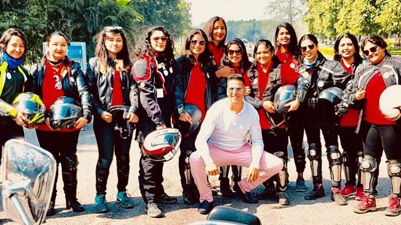 Akshay Kumar poses with a group of female bikers.&nbsp;