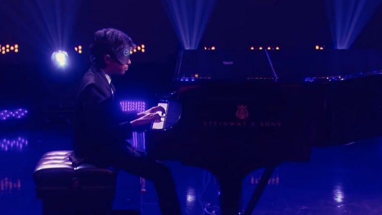 Watch this prodigy play piano at lightening sped