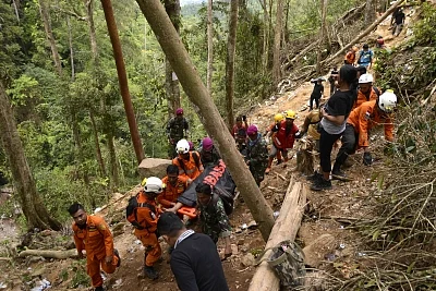 NORTH SULAWESI, March 1, 2019 (Xinhua) -- Members of Indonesian Search and Rescue (SAR) team pull out a body of a gold miner after an unlicensed gold mine collapsed at Bolaang Mongondow district of North Sulawesi province, Indonesia, Feb. 28, 2019. Rescuers have so far retrieved seven bodies after an unlicensed gold mine collapsed in central Indonesia on Tuesday, while scores of others are feared dead, officials said Thursday. (Xinhua/Stringer/IANS)