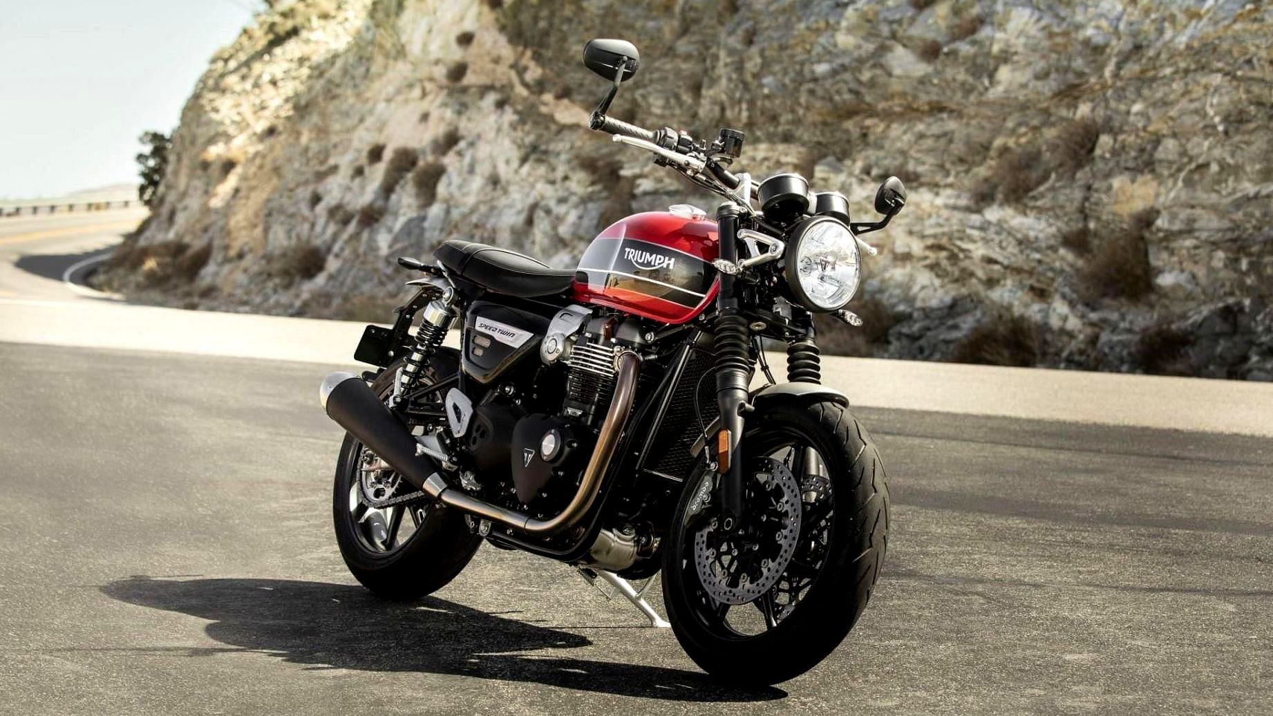 The Triumph Speed Twin shares a lot of inspiration with the Thruxton R.