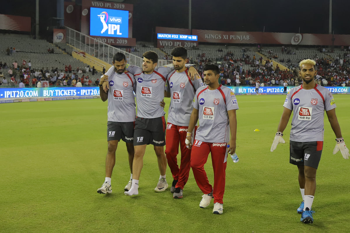 KXIP players Moises Henriques and Mujeeb Ur Rahman have picked up injuries, giving their team a minor scare.