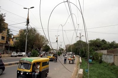 KARACHI, April 15, 2019 (Xinhua) -- Vehicles move under broken electric wires after a dust storm in Pakistan