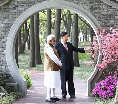 WUHAN, April 28, 2018 (Xinhua) -- Chinese President Xi Jinping (R) talks with Prime Minister Narendra Modi in Wuhan, capital of central China