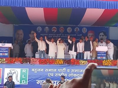 Deoband: Bahujan Samaj Party (BSP) supremo Mayawati, SP chief Akhilesh Yadav and Rashtriya Lok Dal (RLD) leader Ajit Singh wave to crowd during the first joint BSP-SP-RLD rally in Uttar Pradesh