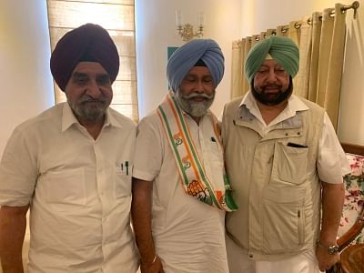 Chandigarh: AAP MLA Nazar Singh Manshahia joins Congress in the presence of Punjab Chief Minister Captain Amarinder Singh, in Chandigarh on April 25, 2019. (Photo: IANS)