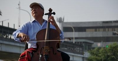 Cellist plays concert at US-Mexico border crossing. (Photo: Twitter/@YoYo_Ma)