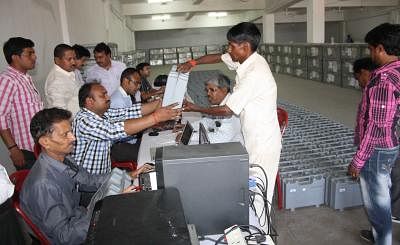 Polling personnel inspect Electronic Voting Machines (EVMs) at a polling station ahead of the 6th phase of 2014 Lok Sabha Elections in Lucknow on on April 21, 2014. (Photo: IANS)