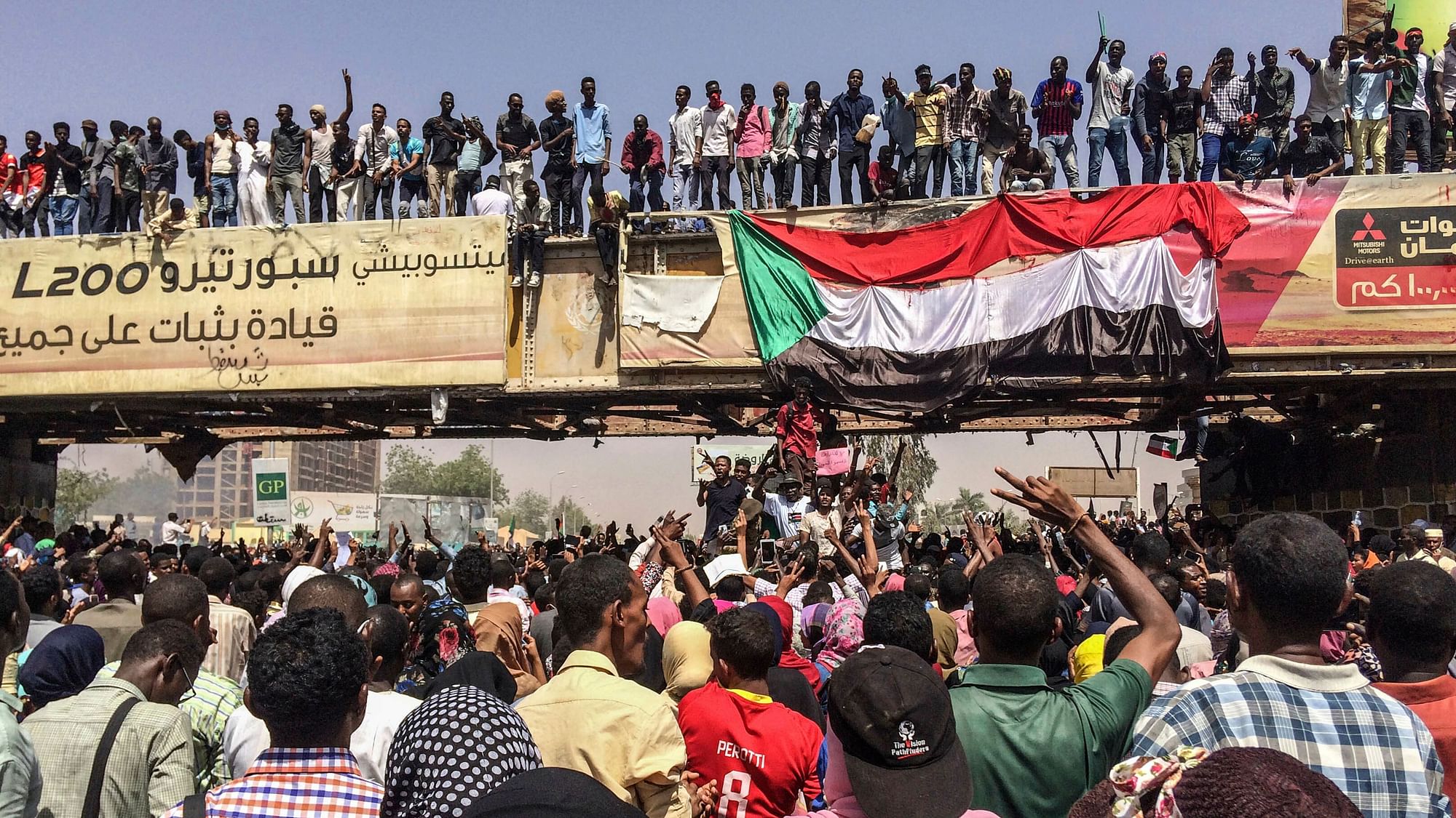 Anti-Government protesters rally near the military headquarters, Tuesday, 9 April, 2019, in the capital Khartoum, Sudan.&nbsp;