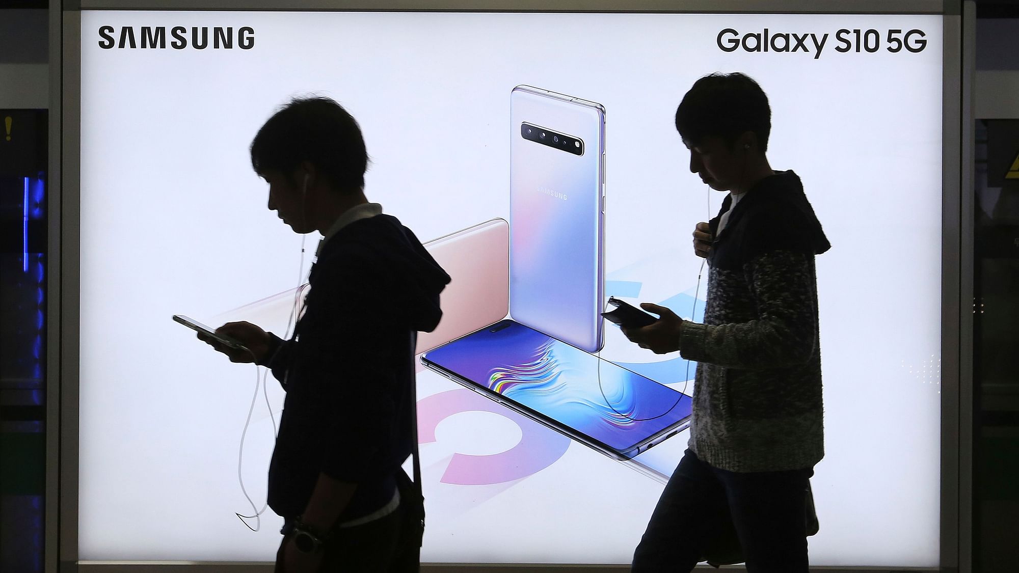 Samsung Electronics Co says its operating profit for the last quarter declined more than 60% from a year earlier.