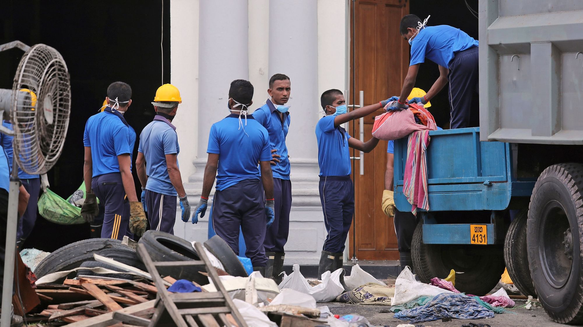 Sri Lankan security forces have found 15 bodies, including six children, after militants linked to the Easter bombings set off explosives during a raid on their house.