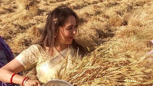Hema Malini, BJP MP and Lok Sabha candidate from Mathura constituency, Uttar Pradesh began her campaign for the polls on Sunday, 31 March, by working on a farm in Mathura.