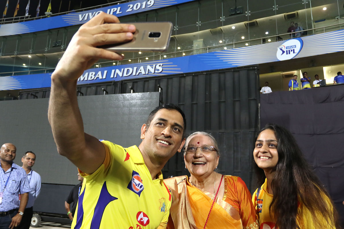 After CSK slumped to their first loss of the season, captain MS Dhoni seemed to have gotten a word or two of advice.
