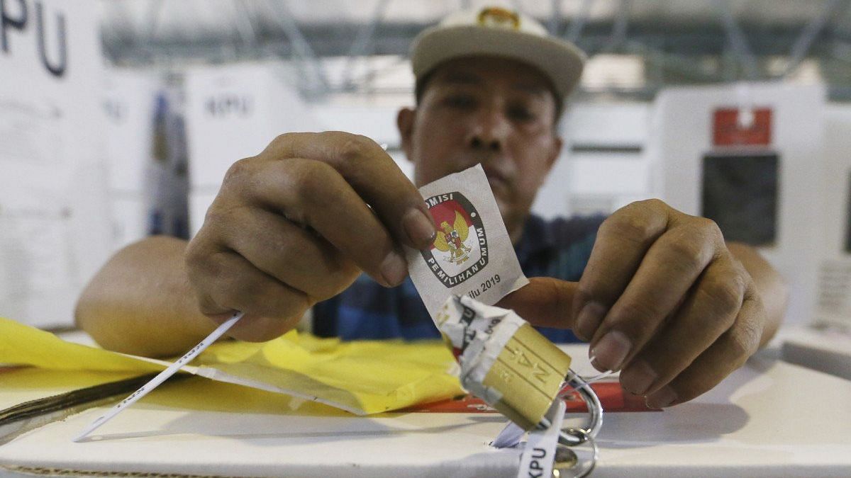 A worker prepares a ballot box to be distributed to polling stations in Jakarta.&nbsp;
