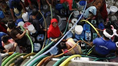 A file photo of  residents filling drinking water in containers from a government water tanker. Image used for representational purpose. (Photo: Reuters)