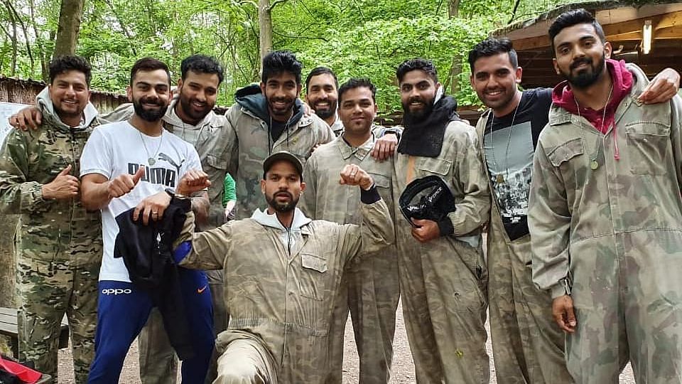 Virat Kohli posing with his team for a picture.