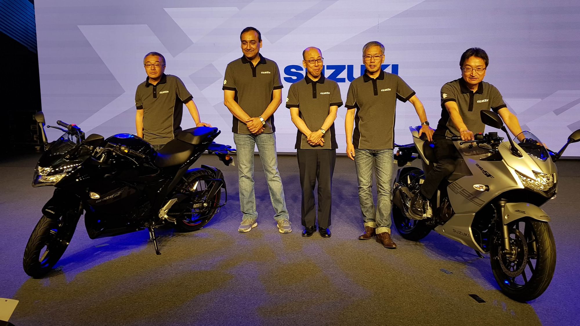 The Suzuki Gixxer SF 150 (left) and Suzuki Gixxer SF 250 (right) with the top management at the company.&nbsp;