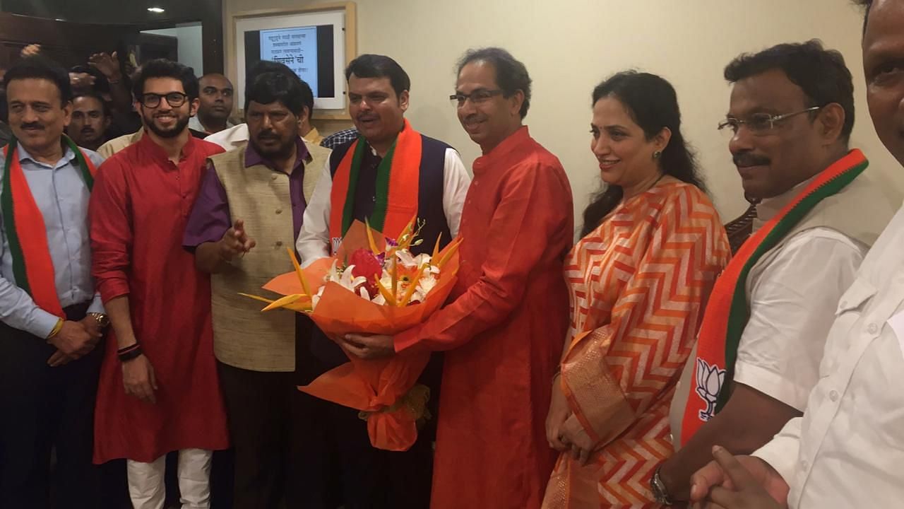 Maharashtra Chief Minister Devendra Fadnavis visited ‘Matoshree’, the residence of Shiv Sena president Uddhav Thackeray 