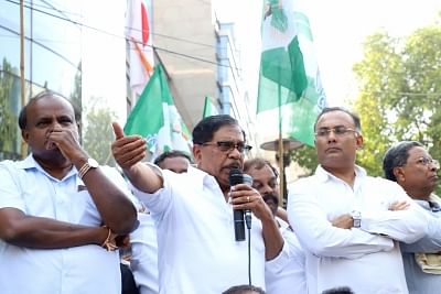 Bengaluru: Karnataka Deputy Chief Minister and Congress leader G. Parameshwara accompanied by Chief Minister and JD-S leader H. D. Kumaraswamy, Congress leaders Dinesh Gundu Rao and Siddaramaiah, addresses during a demonstration by Congress and JD-S against Income Tax Department