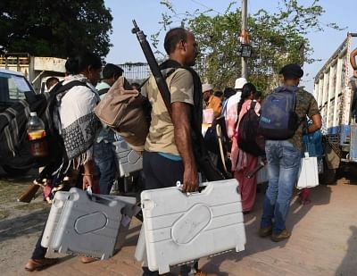 Hajipur: Polling officials carry Electronic Voting Machine (EVMs) and other necessary inputs after collecting them from the distribution centre on the eve of the fifth phase of the 2019 Lok Sabha polls, in Hajipur, Bihar, on May 5, 2019. (Photo: IANS)