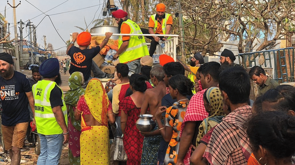 Khalsa Aid distributing hot meals in villages of cyclone-hit Odisha.