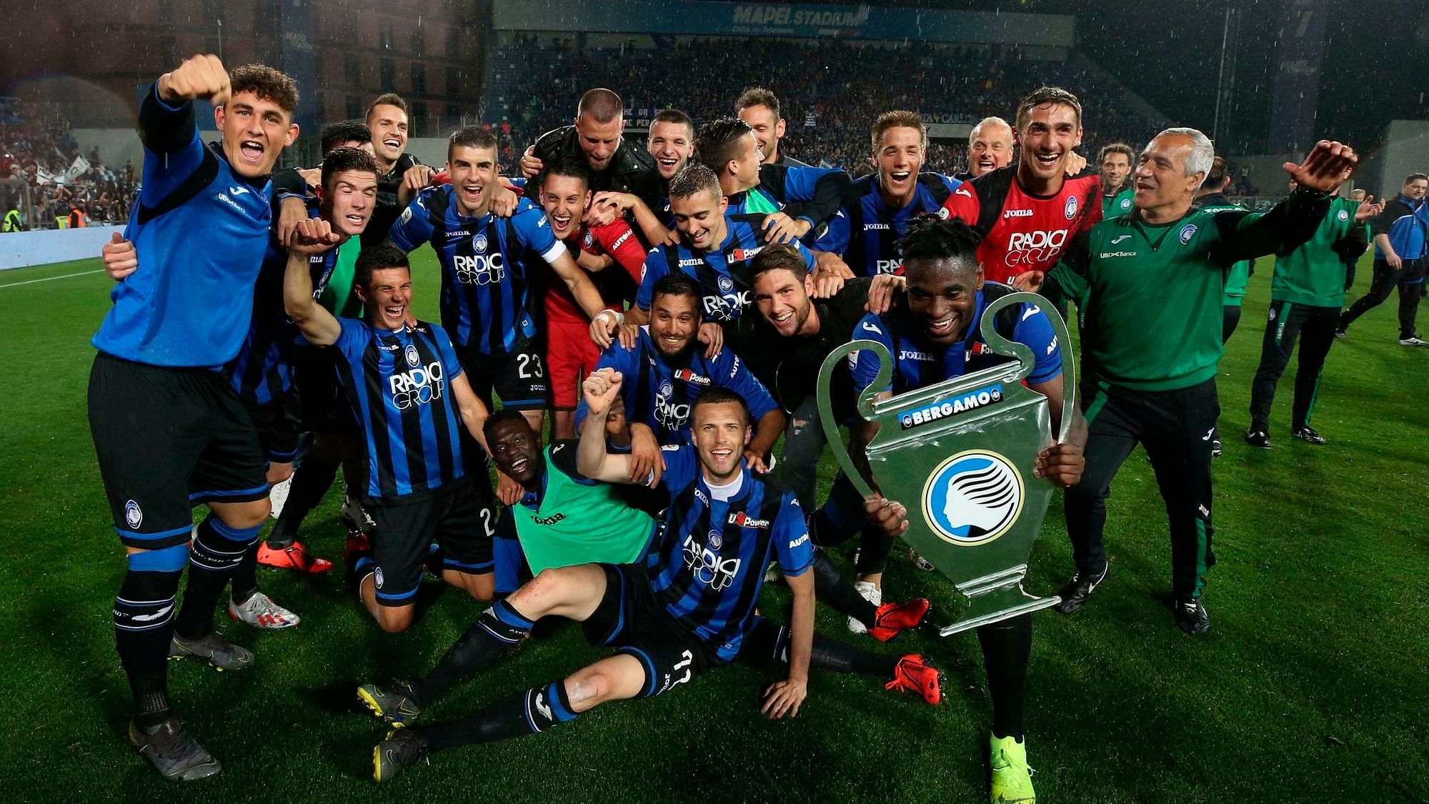 Atalanta team celebrates at the end of the Serie A soccer match between Atalanta and Sassuolo at the Mapei Stadium.