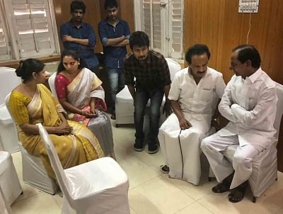 Chennai: Telangana Chief Minister K. Chandrasekhar Rao and his daughter K. Kavita console late DMK President M. Karunanidhi