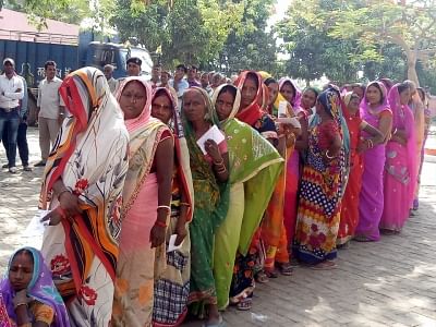 Siwan: Women queue up to cast their votes during the sixth phase of 2019 Lok Sabha elections, in Bihar