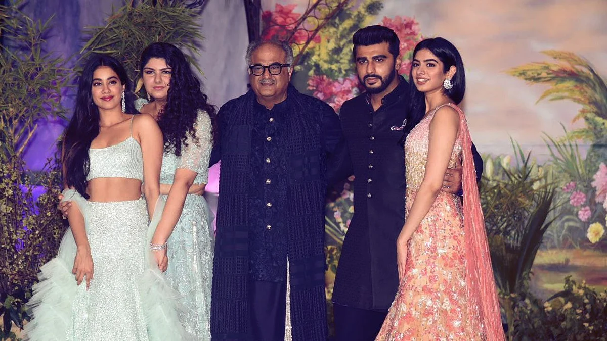 Arjun Kapoor with father Boney Kapoor and sisters Janhvi, Anshula and Khushi.