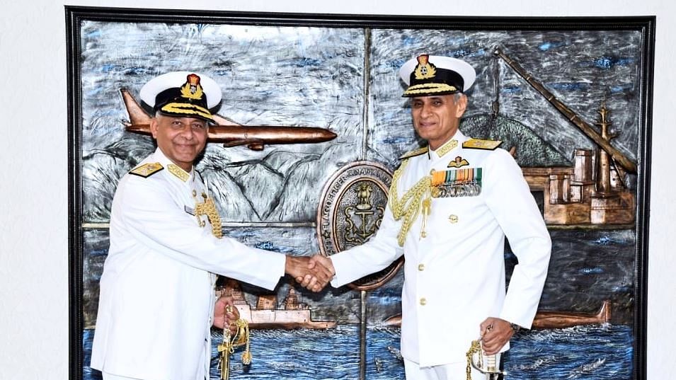 (Left to Right: Ex- Chief of Naval Staff, Admiral Sunil Lanba; Chief of Naval Staff, Admiral Karambir Singh) 