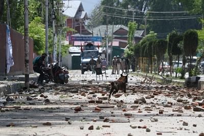 Srinagar: Students clash with security forces over the alleged rape of a three-year-old girl in Bandipora district on 9th May; at Amar Singh College in Srinagar on May 14, 2019. (Photo: IANS)