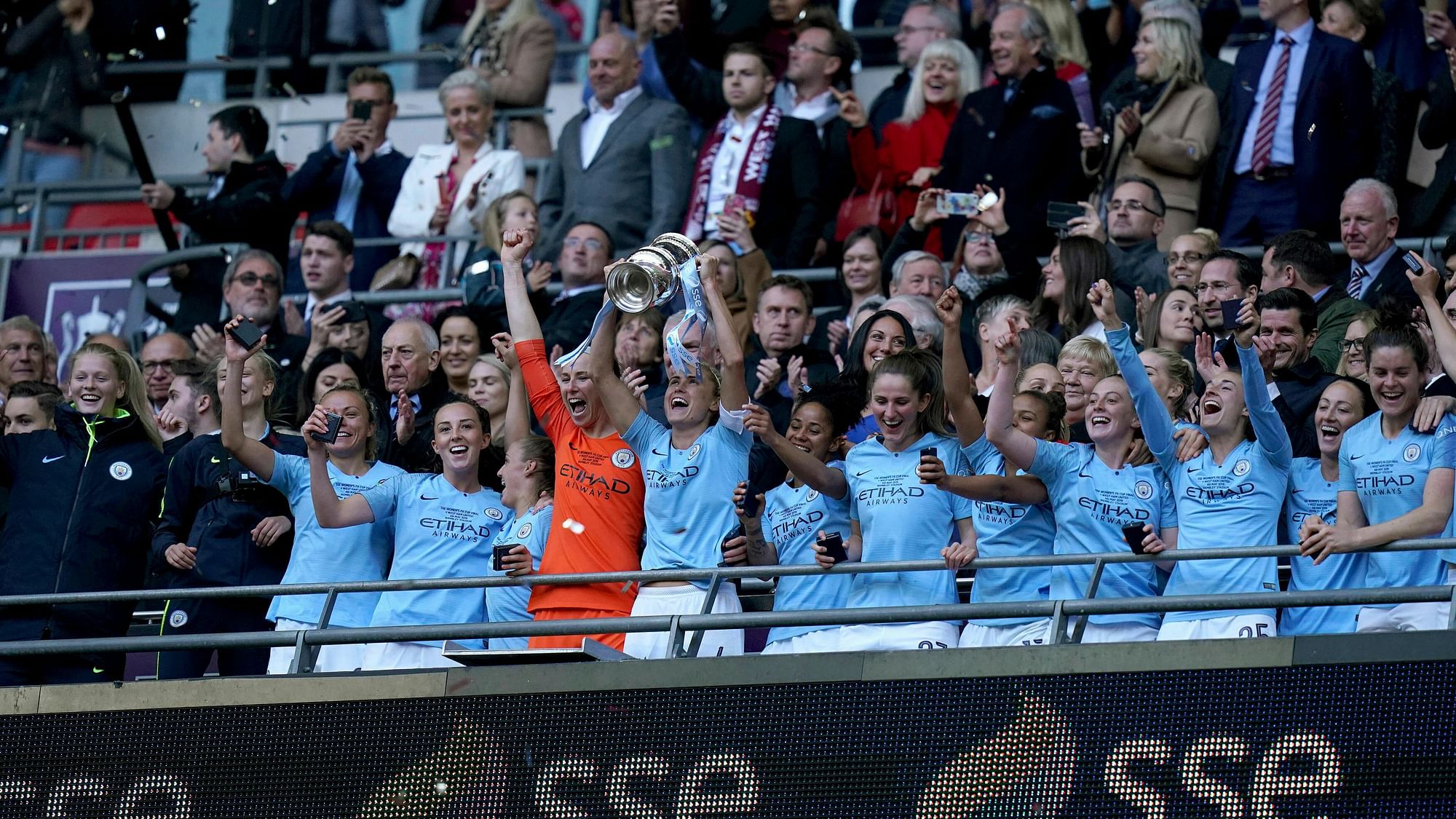 Manchester City Women’s team celebrate their FA Cup title victory.&nbsp;