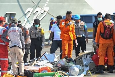 JAKARTA, Oct. 29, 2018 (Xinhua) -- Search and Rescue officers collect the debris and passengers