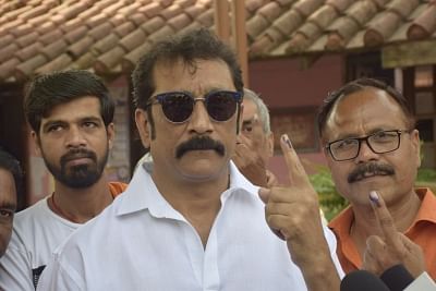 Sagar: Actor Mukesh Tiwari shows his forefinger marked with indelible ink after casting vote during the sixth phase of 2019 Lok Sabha elections, in Madhya Pradesh