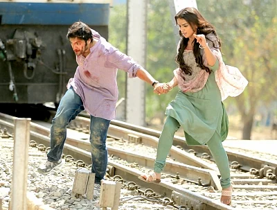 Mathura: Actors Ali Fazal and Shraddha Srinath during the shooting of their film "Milan Talkies", at Chhawani railway station in Mathura on April 17, 2018. (Photo: IANS)
