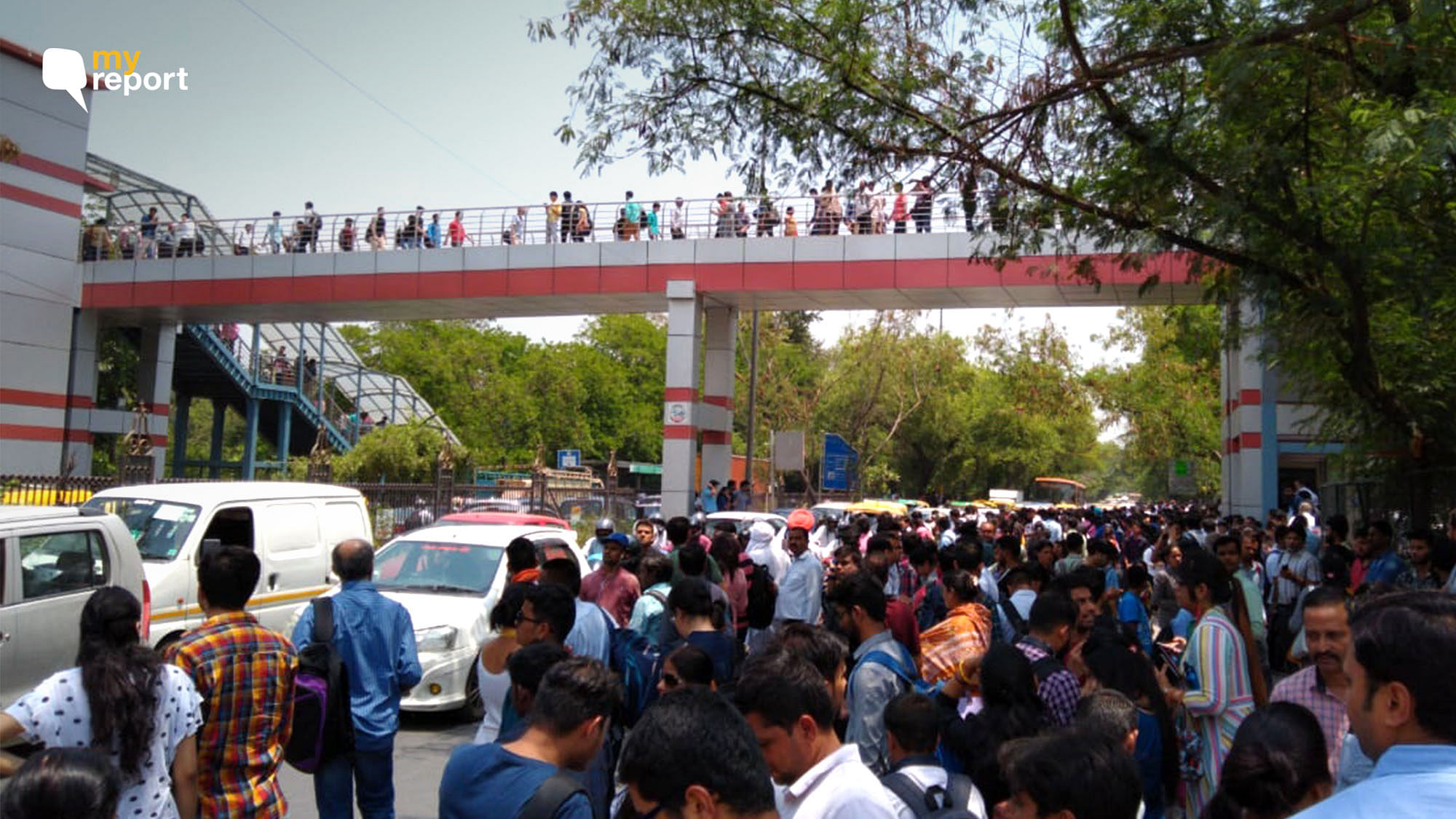 Hundreds were stranded near the Qutub Minar-Chattarpur area due to a technical error in the Delhi Metro  line.