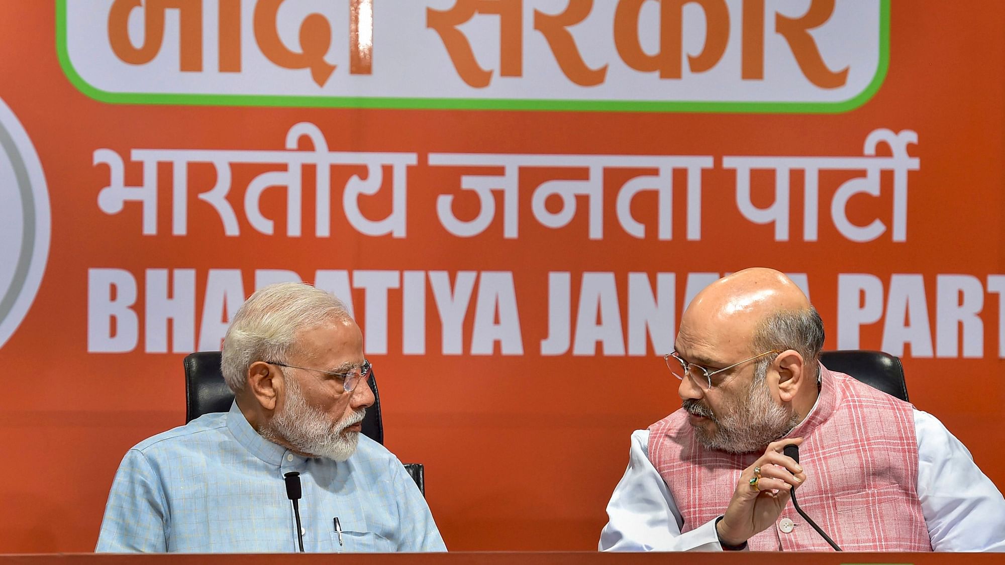 PM Modi and BJP chief Amit Shah  addressing a press conference on 17 May.&nbsp;