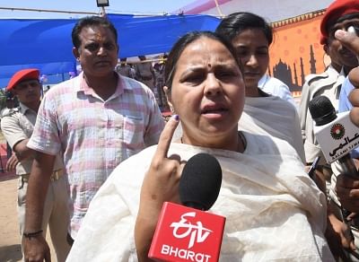 Patna: RJD leader Misa Bharti shows her forefinger marked with indelible ink after casting vote during the seventh and the last phase of 2019 Lok Sabha Elections at a polling booth in Patna on May 19, 2019. (Photo: IANS)