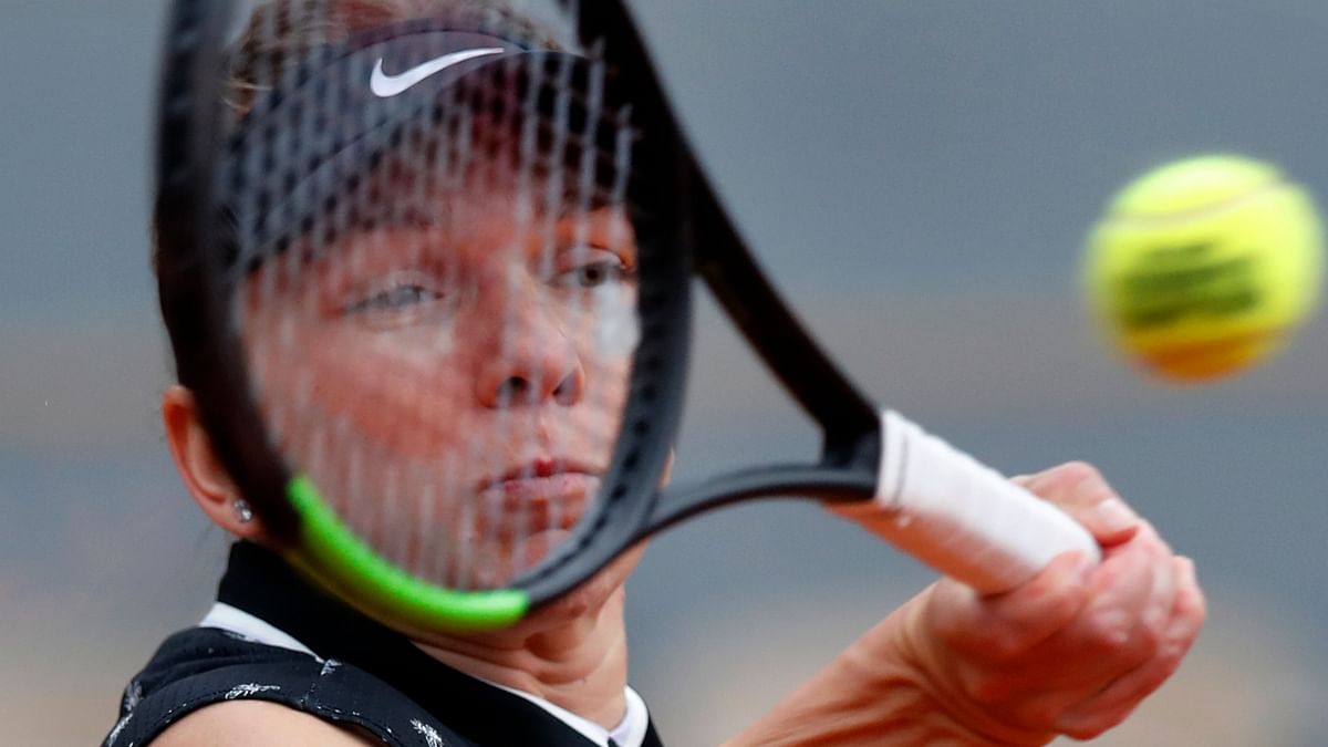Simona Halep overcame a mid-match lapse in a 6-2, 3-6, 6-1 win over 47th-ranked Ajla Tomljanovic.