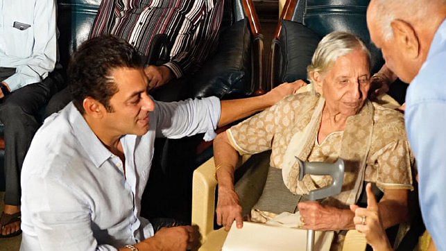 Salman Khan meets families who witnessed the partition of 1947 at a special screening of <i>Bharat</i>.