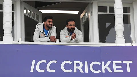 Icc World Cup 2019 Watch Kedar Jadhav Pleading Rain Gods To